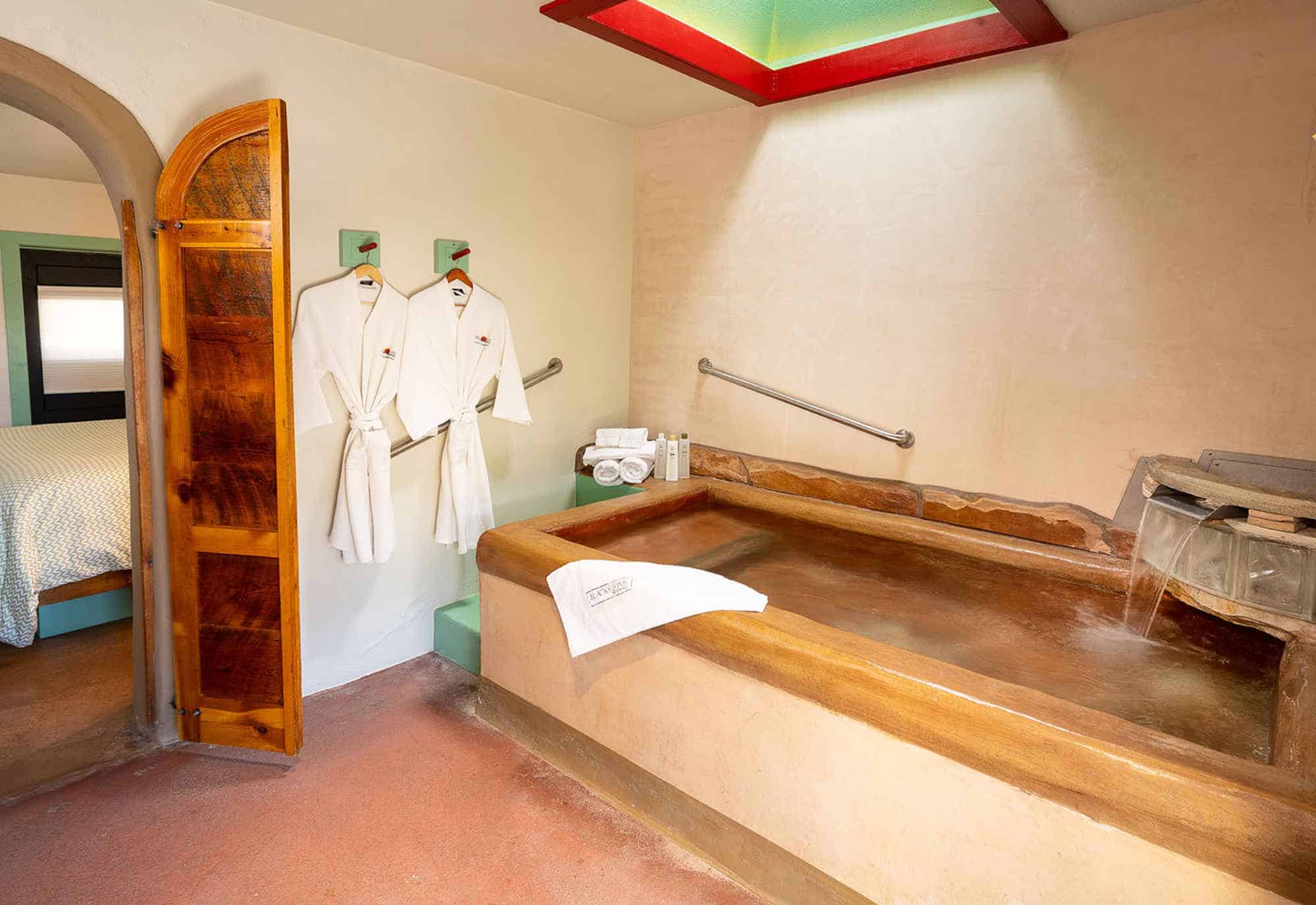 Jetsons Suite private bath, Blackstone hot springs, Truth or Consequences NM