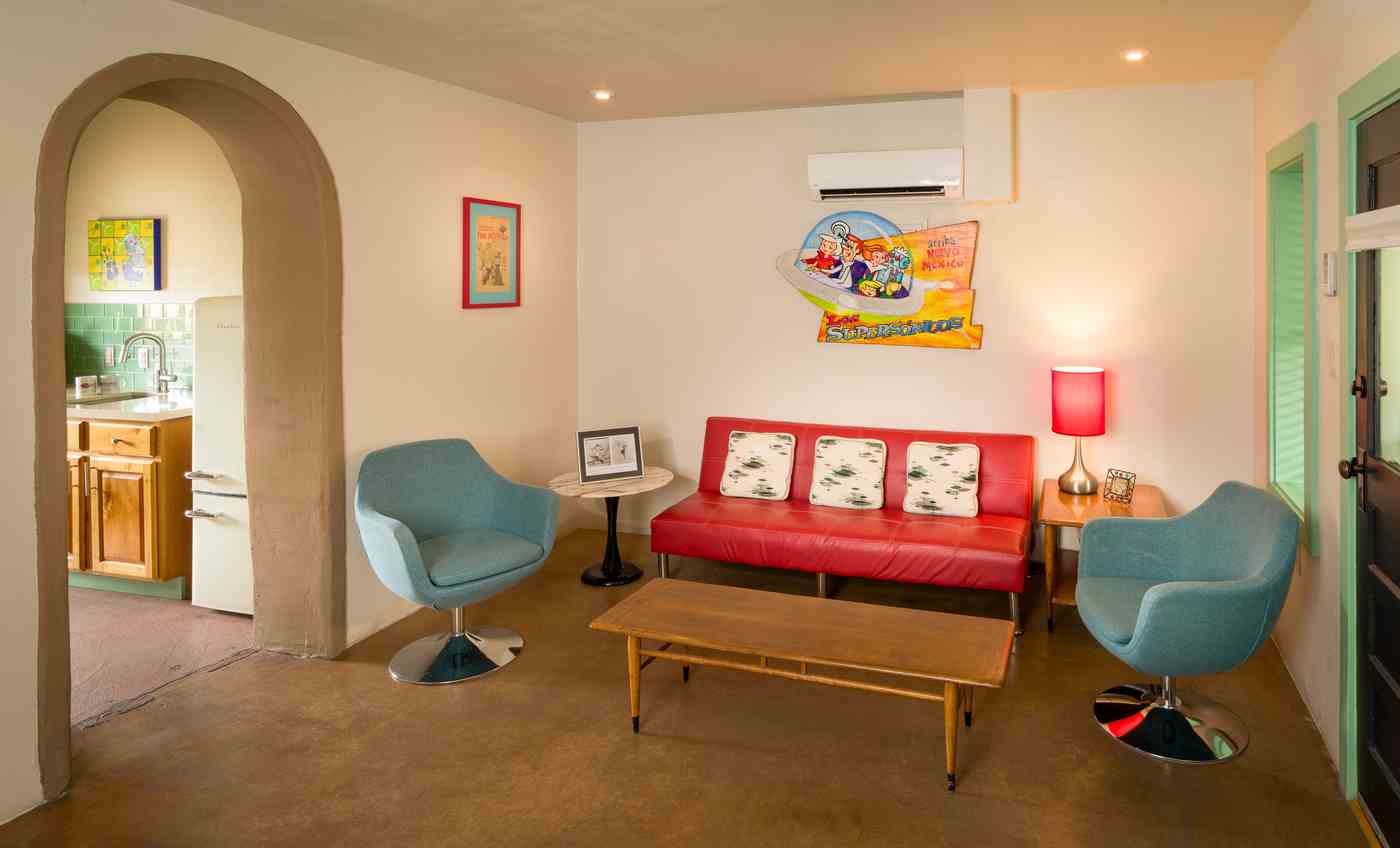 jetsons seating area blackstone hotsprings baths and beds